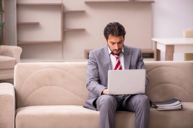 Salgın sırasında evden çalışan genç bir işadamı