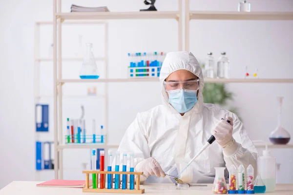 Молодой Химик Работает Лаборатории Время Пандемии — стоковое фото
