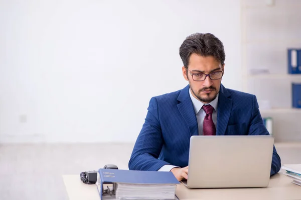 Junge Mitarbeiter Arbeitsplatz — Stockfoto