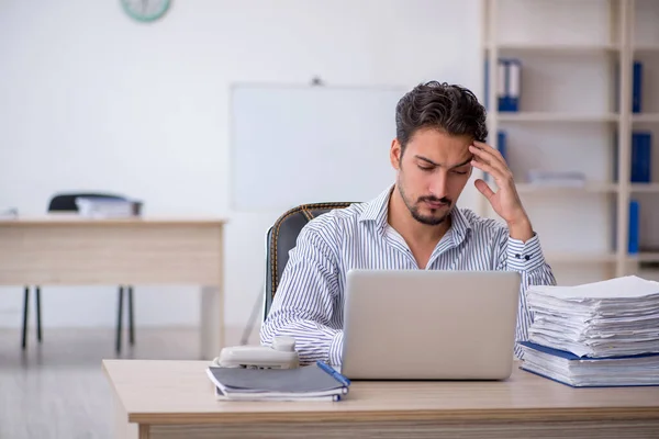 Jeune Homme Affaires Trop Travail Bureau — Photo