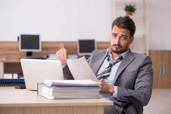 Jovem Empresário Empregado Que Trabalha Escritório — Fotografia de Stock