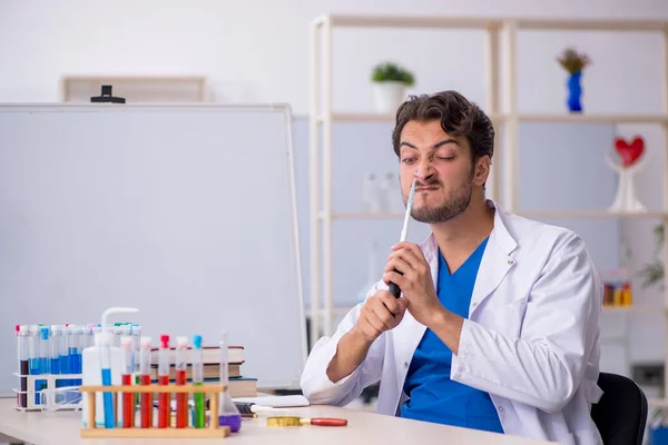 Jovem Químico Que Trabalha Laboratório — Fotografia de Stock