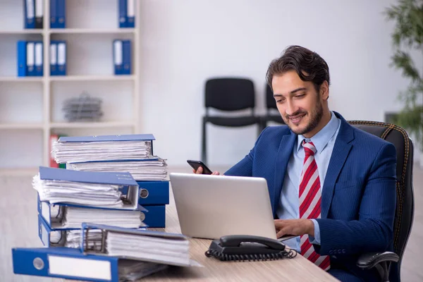 Empleado Joven Negocios Demasiado Trabajo Oficina —  Fotos de Stock