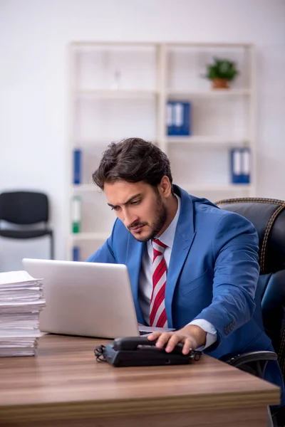 Jungunternehmer Und Viel Arbeit Arbeitsplatz — Stockfoto