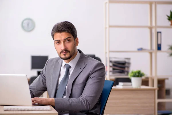 Jovem Empresário Empregado Que Trabalha Escritório — Fotografia de Stock