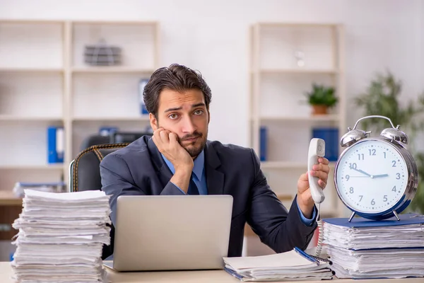 Giovane Imprenditore Dipendente Nel Concetto Gestione Del Tempo — Foto Stock