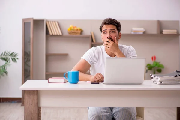 Ung Affärsman Anställd Som Arbetar Hemifrån Pandemi — Stockfoto