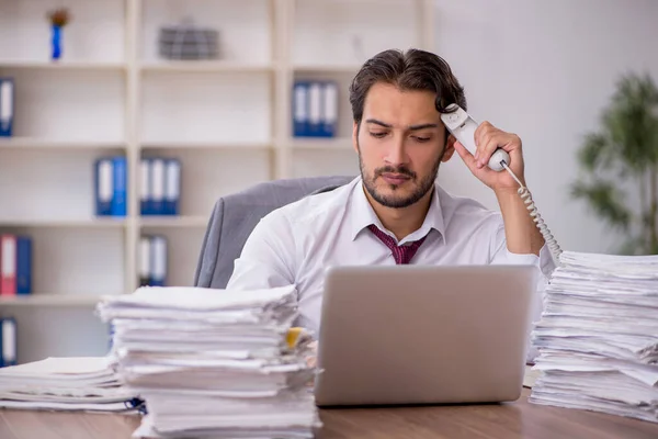 Empleado Joven Negocios Demasiado Trabajo Oficina — Foto de Stock