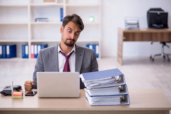 Jungunternehmer Arbeitet Arbeitsplatz — Stockfoto