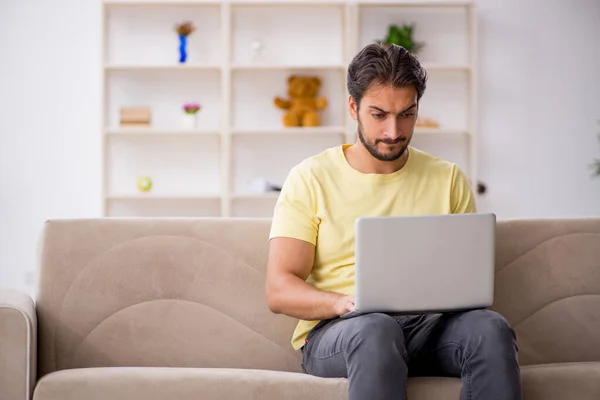 Ung Student Som Studerar Hemma Pandemi — Stockfoto