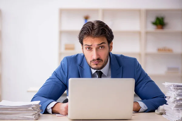 Empleado Joven Negocios Demasiado Trabajo Oficina — Foto de Stock