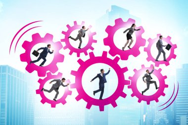 Takım çalışması konseptinde iş adamları