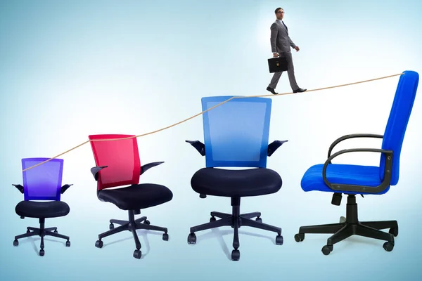 Koncepcja Promocji Biznesmenem Krzesłami — Zdjęcie stockowe