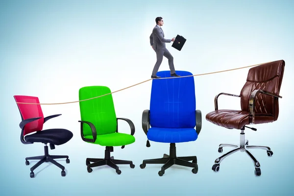 Förderkonzept Mit Unternehmer Und Stühlen — Stockfoto