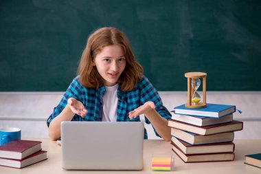 Zaman yönetimi konseptinde genç kız öğrenci