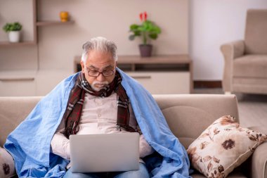 Yaşlı adam evde acı çekiyor.