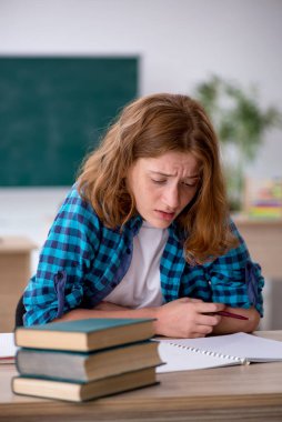 Sınavlara hazırlanan kız öğrenci.