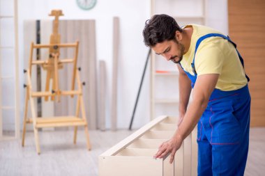 Atölyede çalışan genç marangoz.