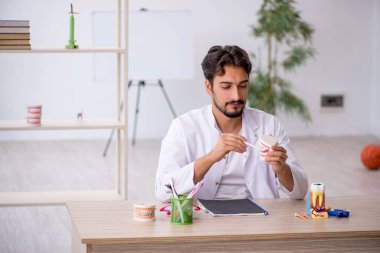 Klinikte çalışan genç bir dişçi.