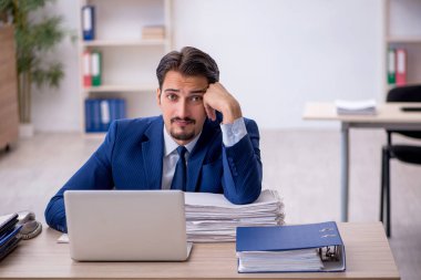 Ofiste çalışan genç işadamı.