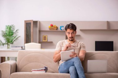 Salgın sırasında evden çalışan genç bir adam.