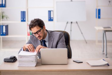 Ofiste çalışan genç işadamı.