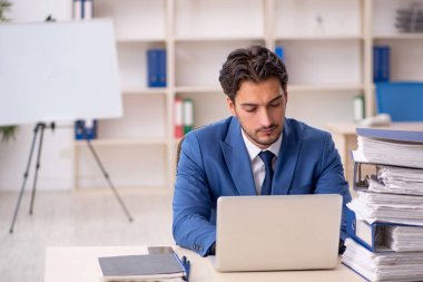 Genç işadamı ofisteki aşırı işten memnun değil.