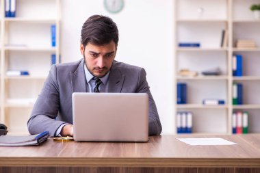 Ofiste çalışan genç işadamı.