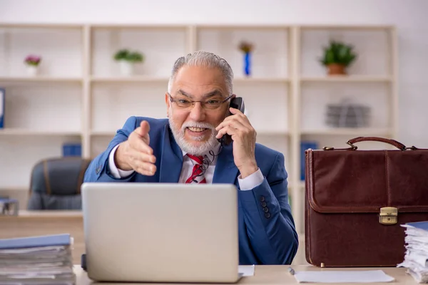 Velho Empresário Empregado Que Trabalha Escritório — Fotografia de Stock