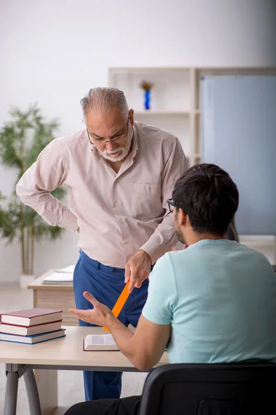 Alt Lehrer Und Jung Student Die Klassenzimmer — Stockfoto