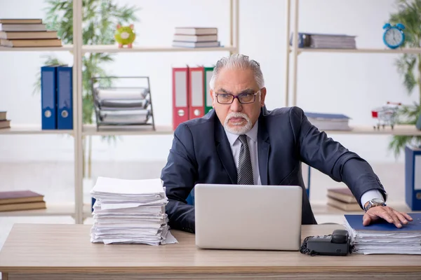 Ein Alter Geschäftsmann Und Viel Arbeit Büro — Stockfoto