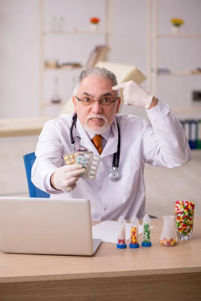 Klinikte Çalışan Yaşlı Bir Doktor Eczacı — Stok fotoğraf