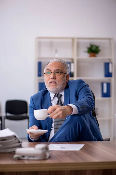 Öreg Üzletember Alkalmazott Kávét Iszik Szünetben — Stock Fotó
