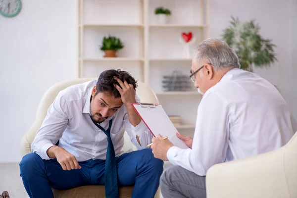 Young Businessman Visiting Old Psychologist — Stock Photo, Image