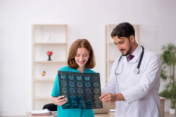 Ung Manlig Läkare Radiolog Och Kvinnlig Assistent Som Arbetar Sjukhuset — Stockfoto