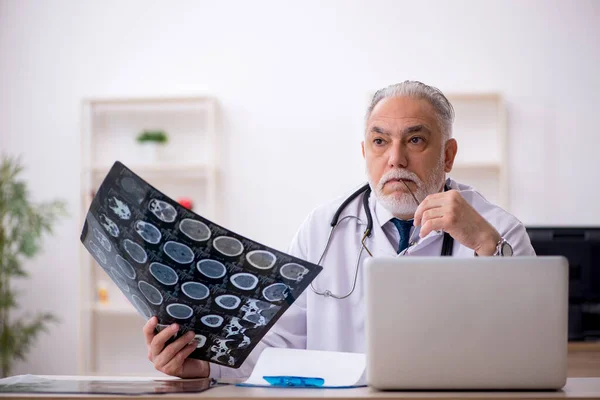 Klinikte Çalışan Yaşlı Erkek Radyoloji Uzmanı — Stok fotoğraf