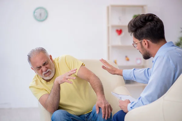 Öreg Ember Látogató Fiatal Pszichoterapeuta — Stock Fotó