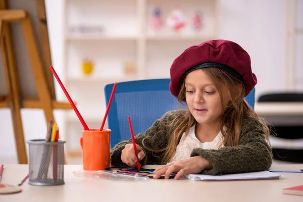 Giovane Bambina Godendo Pittura Casa — Foto Stock