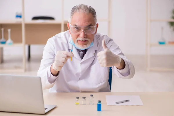 전염병 창궐하는 실험실에서 일하던 화학자 — 스톡 사진