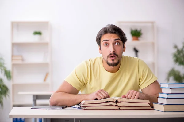 Estudiante Joven Preparándose Para Los Exámenes Aula — Foto de Stock