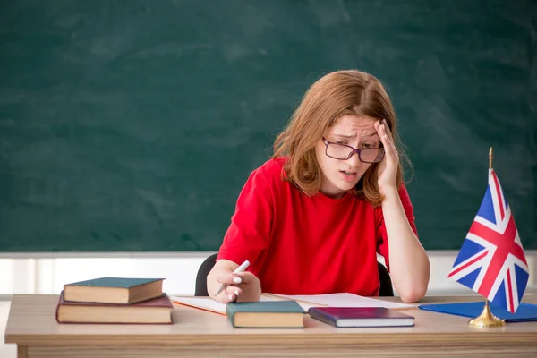 Vrouwelijke Student Bereidt Zich Voor Examens Klas — Stockfoto