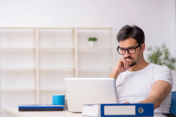 Ung Anställd Frilansare Sitter Kontoret — Stockfoto