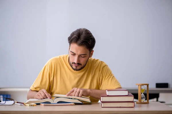 Jovem Estudante Preparando Para Exames Sala Aula — Fotografia de Stock