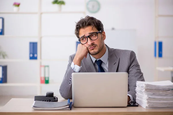 Jeune Homme Affaires Employé Travaillant Dans Bureau — Photo