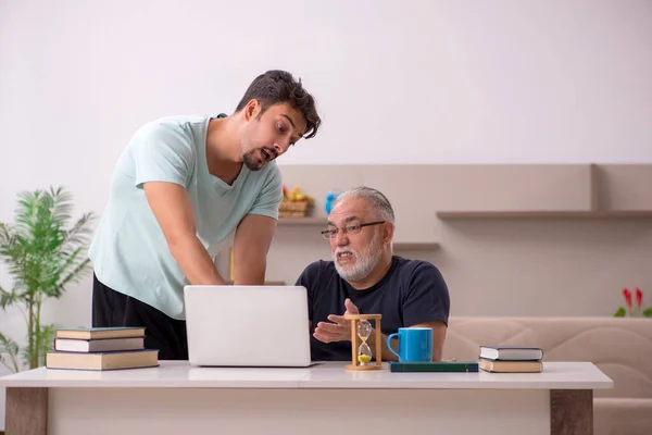 Nonno Nipote Casa Con Computer Durante Pandemia — Foto Stock