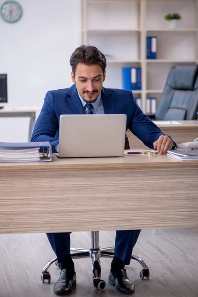 Empleado Joven Empresario Que Trabaja Oficina — Foto de Stock