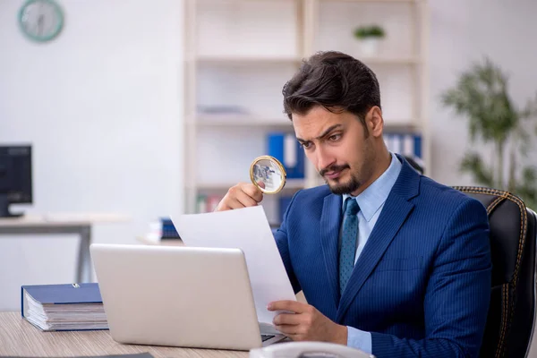 Jovem Empresário Empregado Que Trabalha Escritório — Fotografia de Stock