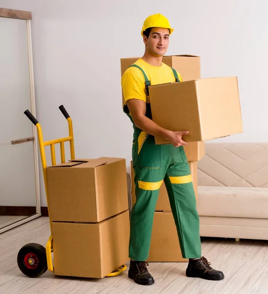 Homem Entregando Caixas Durante Mudança Casa — Fotografia de Stock