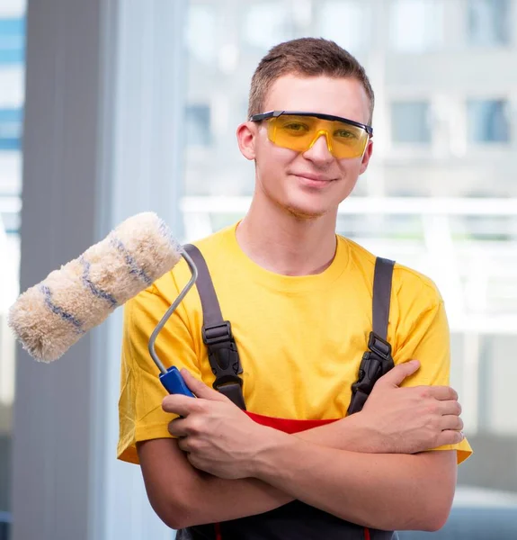 那位穿着黄色工作服的年轻建筑工人 — 图库照片