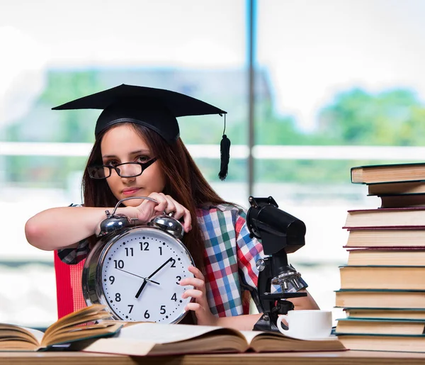 Das Junge Mädchen Bereitet Sich Mit Großer Uhr Auf Prüfungen — Stockfoto